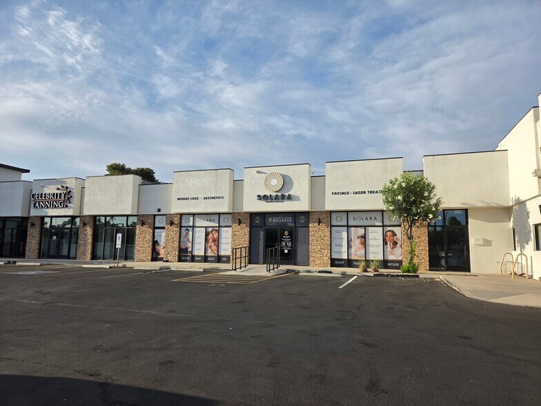 3246 E Indian School Rd, Phoenix, AZ à louer - Photo de l’immeuble – Image 3 sur 4
