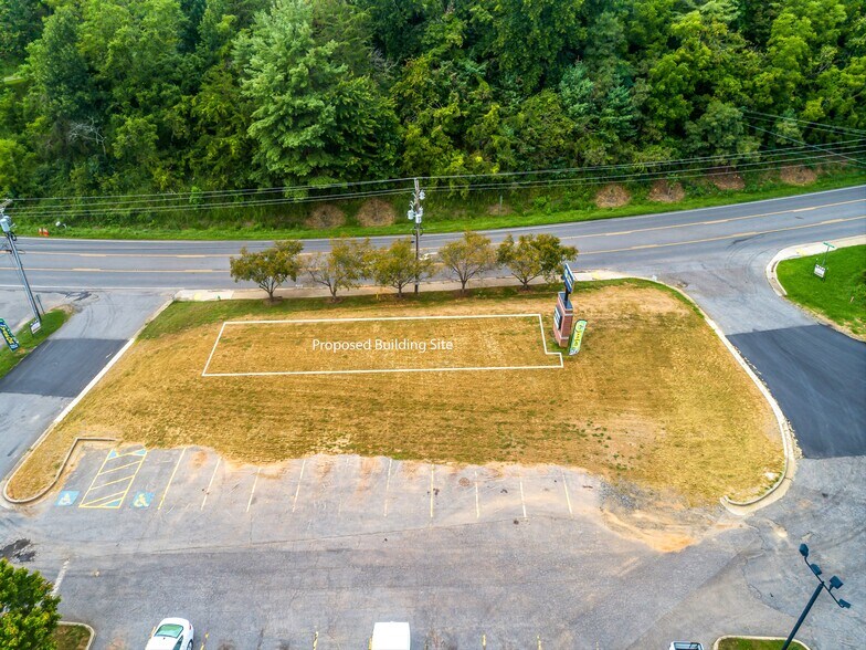 695 Carl Eller Rd, Mars Hill, NC à louer - Photo de l’immeuble – Image 2 sur 24