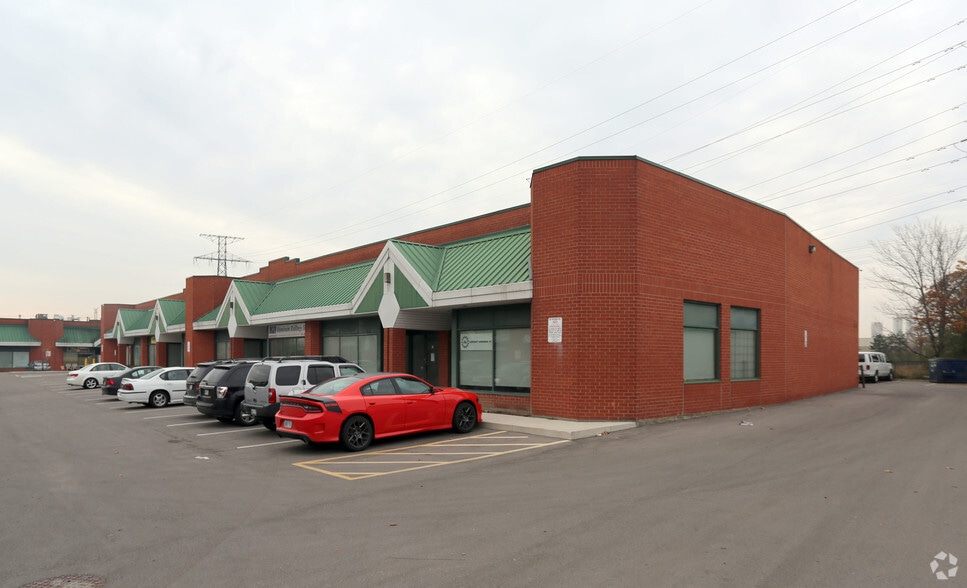 90 Regina Rd, Woodbridge, ON à louer - Photo de l’immeuble – Image 3 sur 4