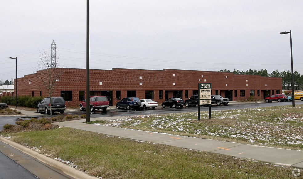 2210 Page Rd, Durham, NC à louer - Photo de l’immeuble – Image 2 sur 10