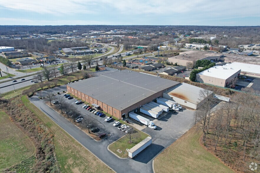 200 E Meadowview Rd, Greensboro, NC à louer - Aérien – Image 3 sur 17