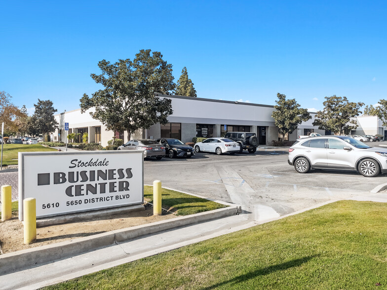 5640 District Blvd, Bakersfield, CA à louer - Photo de l’immeuble – Image 1 sur 12