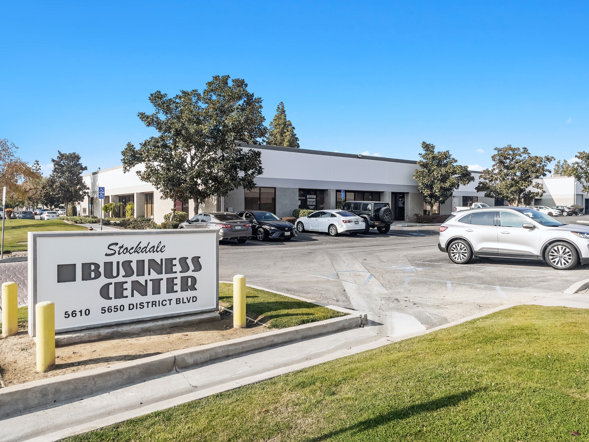 5640 District Blvd, Bakersfield, CA à louer Photo de l’immeuble– Image 1 sur 13