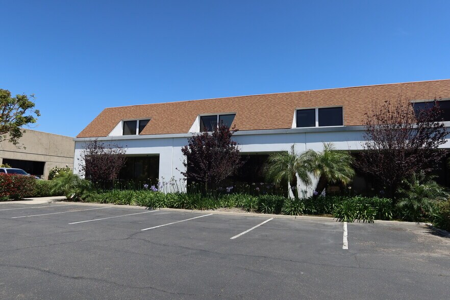 14272 Chambers Rd, Tustin, CA à louer - Photo de l’immeuble – Image 1 sur 21