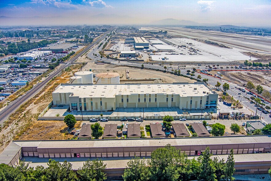 1261 E Airport Dr, Ontario, CA à louer - Photo de l’immeuble – Image 2 sur 4