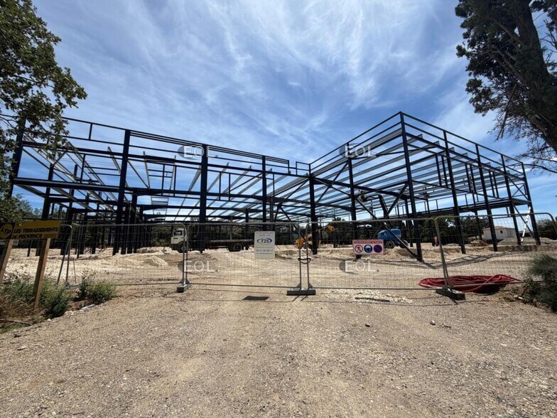 Local d’activités dans Lamanon à louer - Photo de la construction – Image 2 sur 6