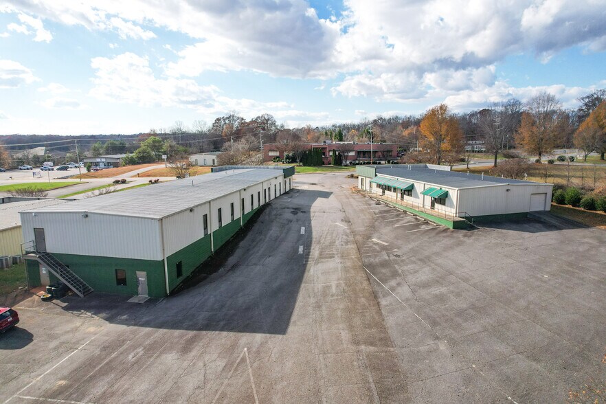 636 Signal Hill Dr, Statesville, NC à louer - Photo de l’immeuble – Image 2 sur 5