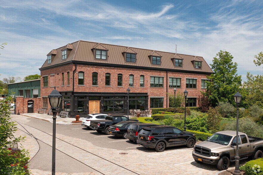 25 Newton Pl, Hauppauge, NY à louer - Photo de l’immeuble – Image 2 sur 10