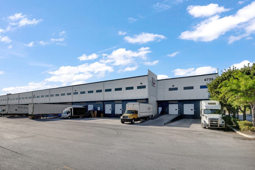 6735 NW 36th St, Miami, FL à louer - Photo de l’immeuble – Image 3 sur 4