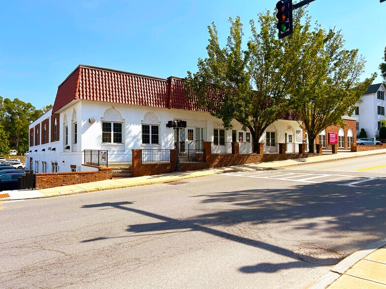 141 Linden St, Wellesley, MA à louer - Photo de l’immeuble – Image 2 sur 6