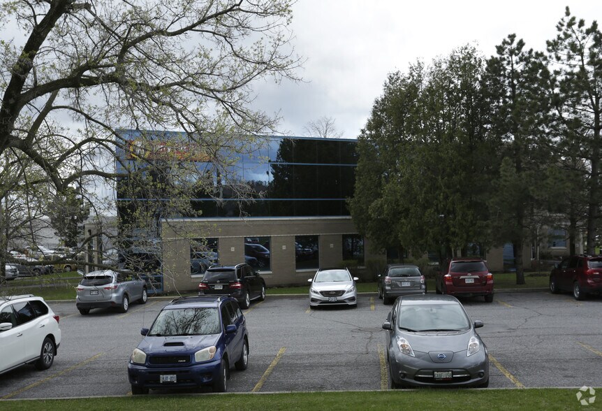 600 Terry Fox Dr, Ottawa, ON à louer - Photo de l’immeuble – Image 3 sur 4