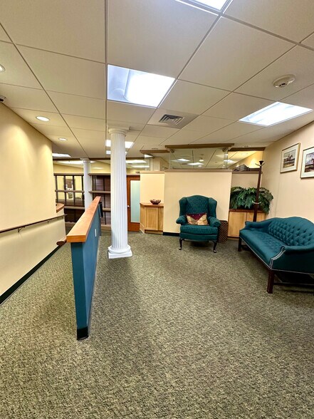 241 Rushmore Ave, Carle Place, NY à vendre - Photo de l’immeuble – Image 3 sur 13