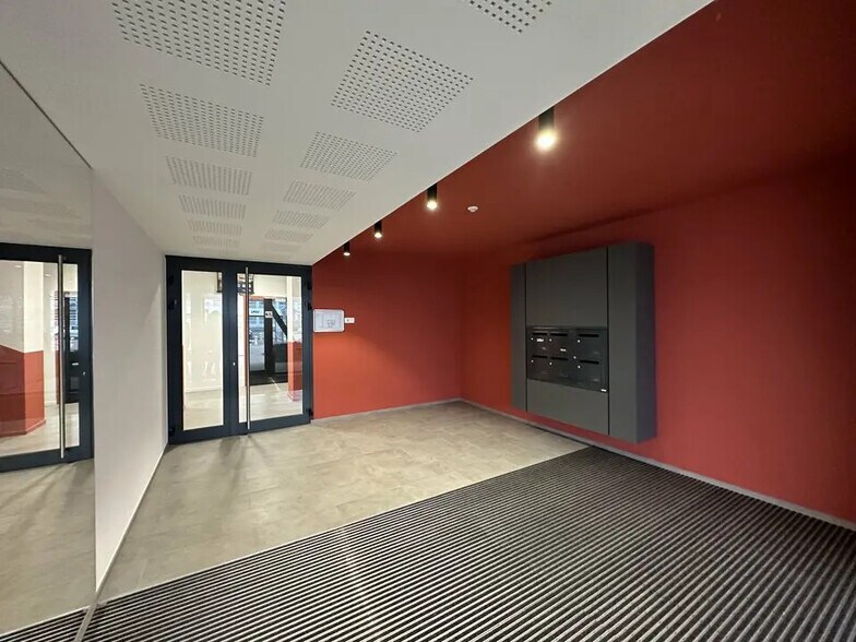Bureau dans Entzheim à louer - Hall d’entrée – Image 2 sur 9