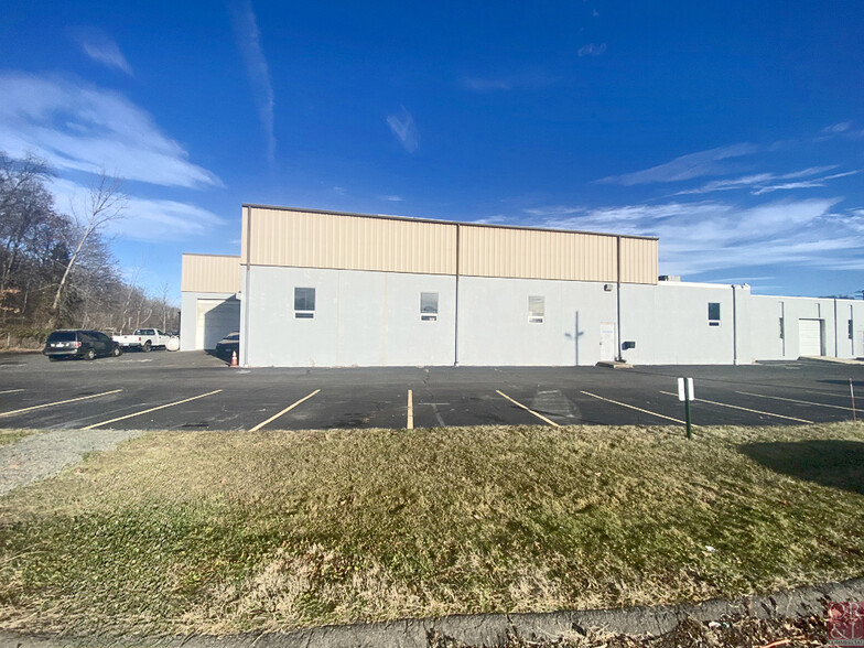 250 John Downey Dr, New Britain, CT à louer - Photo de l’immeuble – Image 1 sur 12