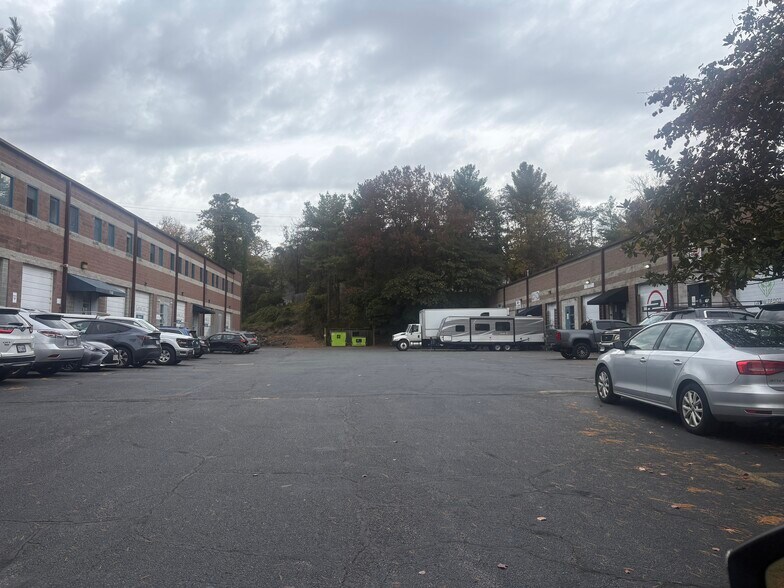 1147 River Rd, Charlottesville, VA à louer - Photo de l’immeuble – Image 2 sur 3