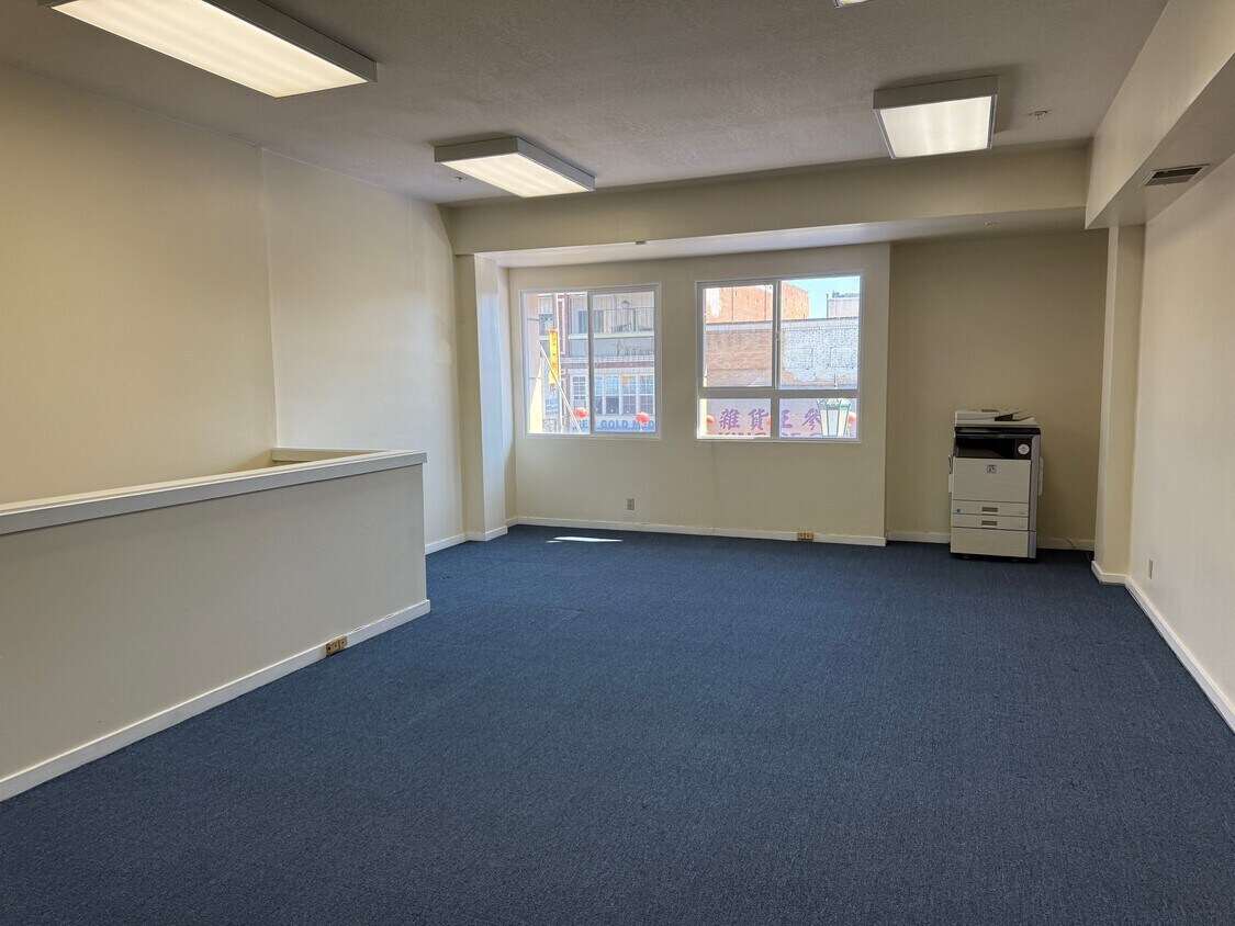 390 8th St, Oakland, CA 94607 - Lot 390 8th St -  - Photo intérieure - Image 1 of 6