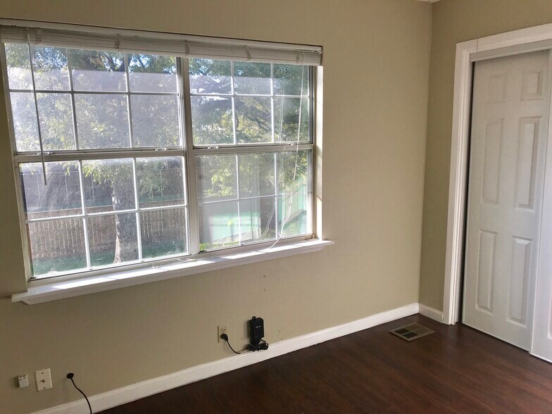 210 Austin St, Grapevine, TX à vendre - Photo intérieure – Image 2 sur 10