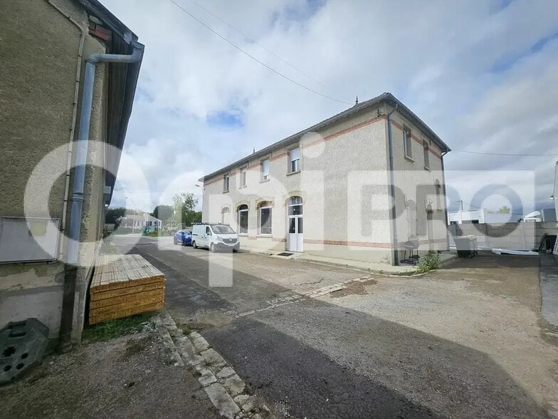 Local d'activités dans Saint-Brice-Courcelles à vendre - Photo de l’immeuble – Image 3 sur 4