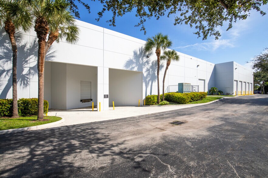 6400 Park of Commerce Blvd, Boca Raton, FL à louer - Photo de l’immeuble – Image 2 sur 11