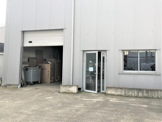 Plus de détails pour Local d'activités à louer