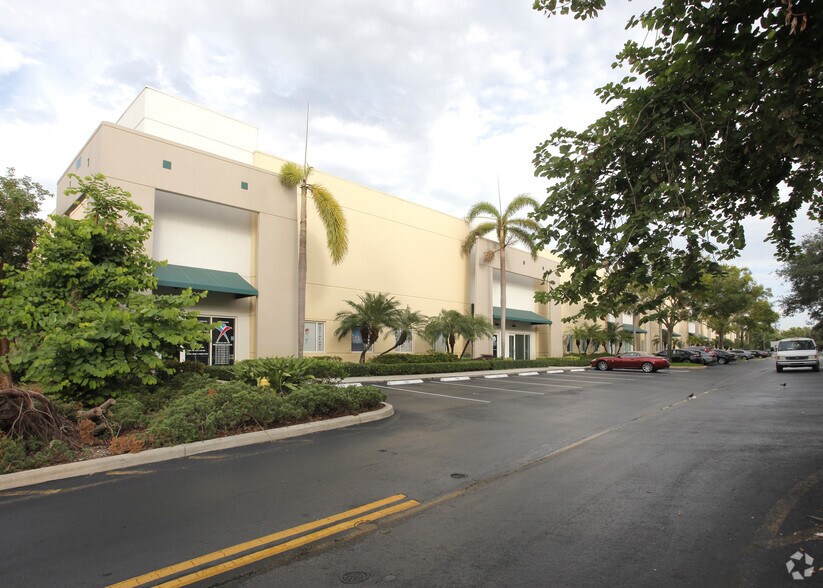 15851 SW 41st St, Davie, FL à louer - Photo de l’immeuble – Image 2 sur 6