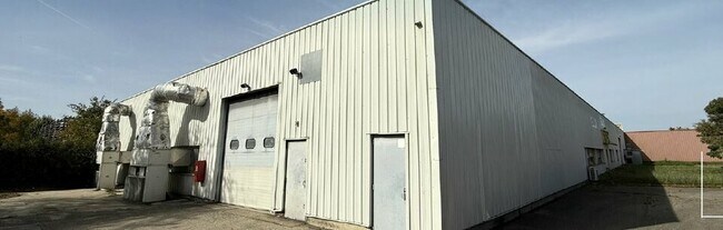 Plus de détails pour 7 Allée Général Benoist, Bron - Local d’activités à vendre