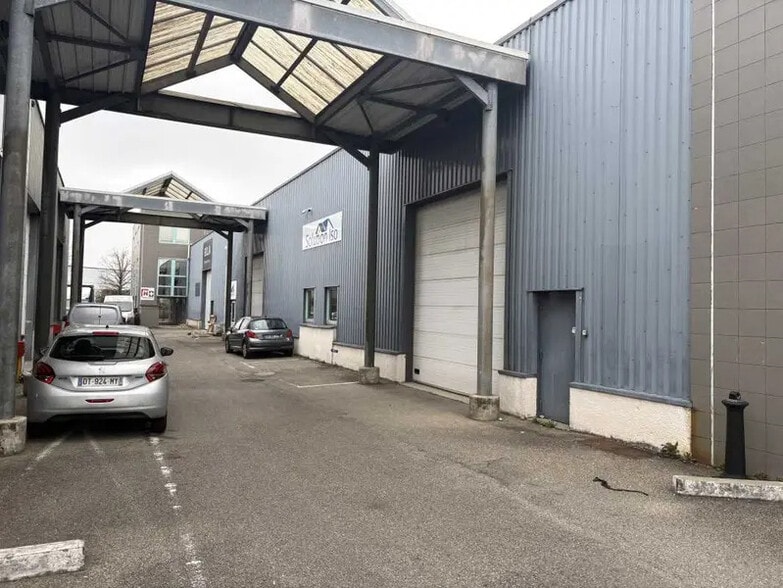 Local d’activités dans Bron à louer - Photo de l’immeuble – Image 2 sur 15