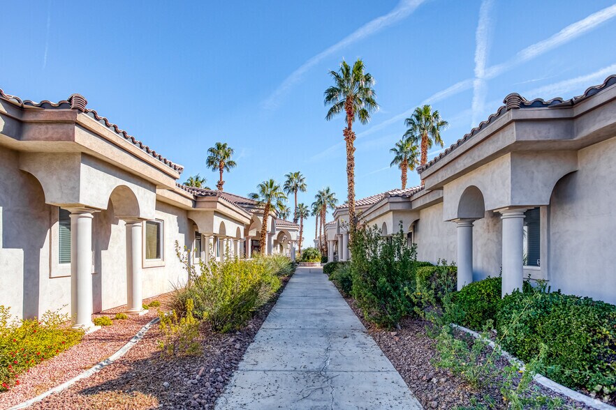 5860 S Pecos Rd, Las Vegas, NV à louer - Photo de l’immeuble – Image 2 sur 7