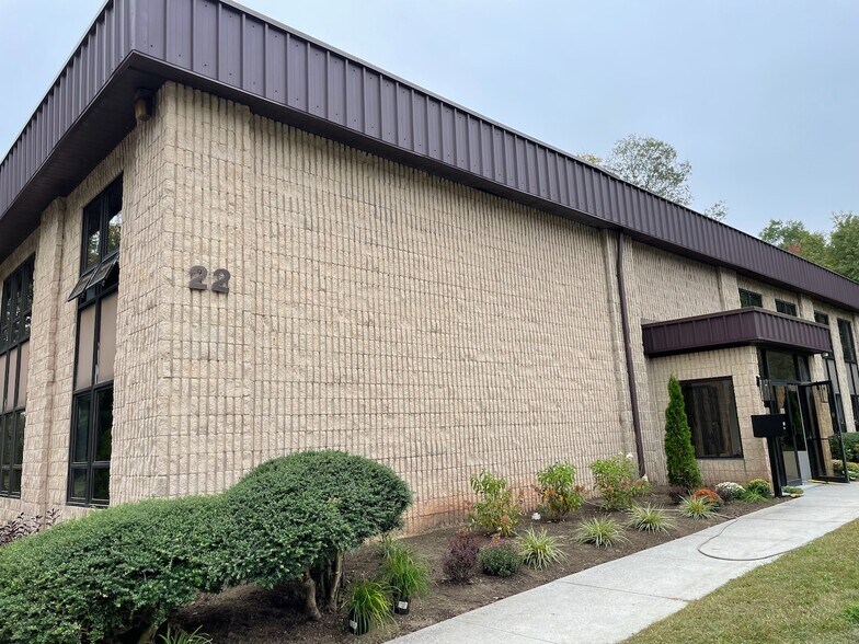 22 Commerce Rd, Newtown, CT à louer - Photo de l’immeuble – Image 1 sur 21