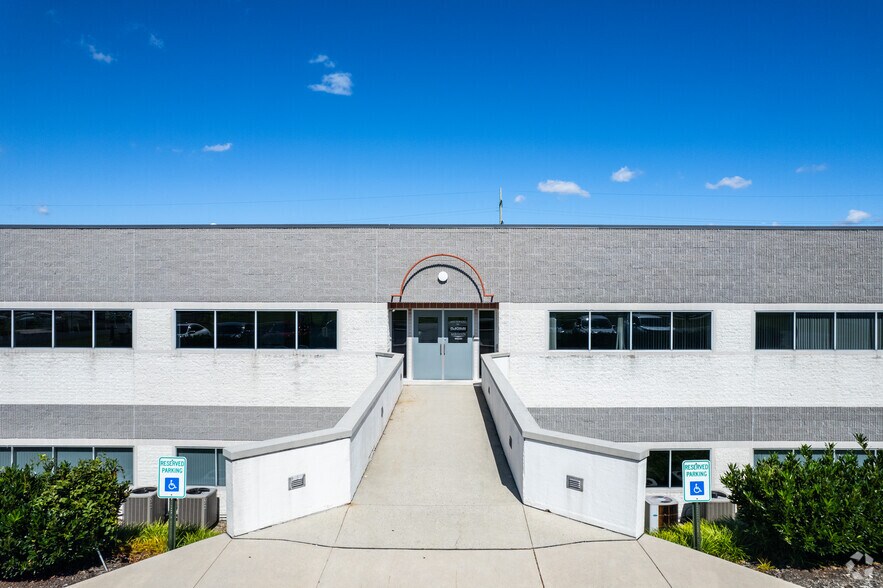 2690 Commerce Dr, Harrisburg, PA à vendre - Photo de l’immeuble – Image 3 sur 6