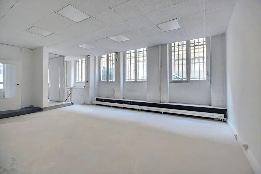 28 Rue D'Aumale, Paris à louer - Photo de l’immeuble – Image 1 sur 4