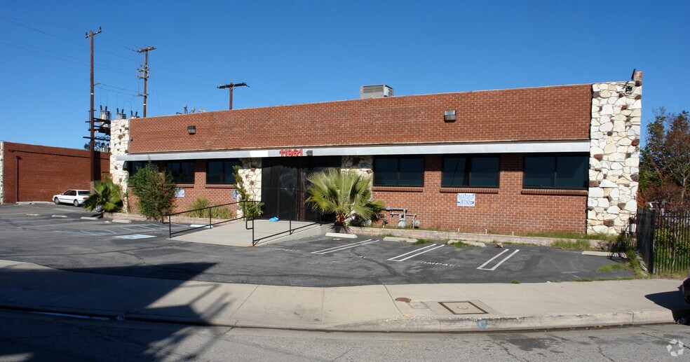 11961 Sherman Rd, North Hollywood, CA à louer - Photo principale – Image 1 sur 5