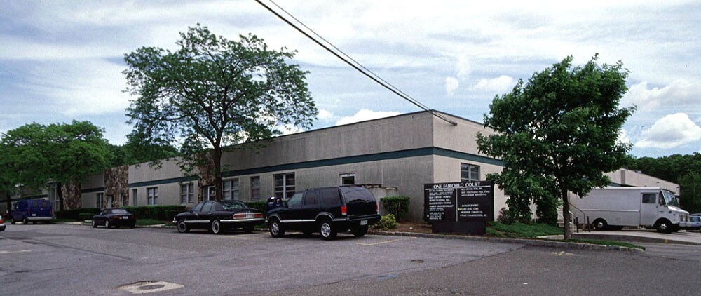 1 Fairchild Ct, Plainview, NY à louer Photo de l’immeuble– Image 1 sur 4