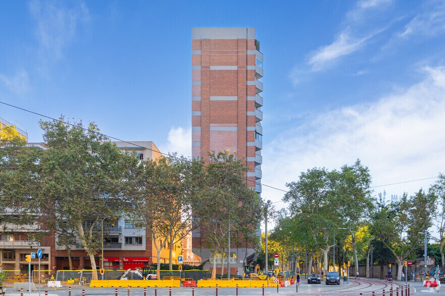 Immeuble residentiel dans Barcelone, Barcelona à vendre - Photo de l’immeuble – Image 2 sur 13