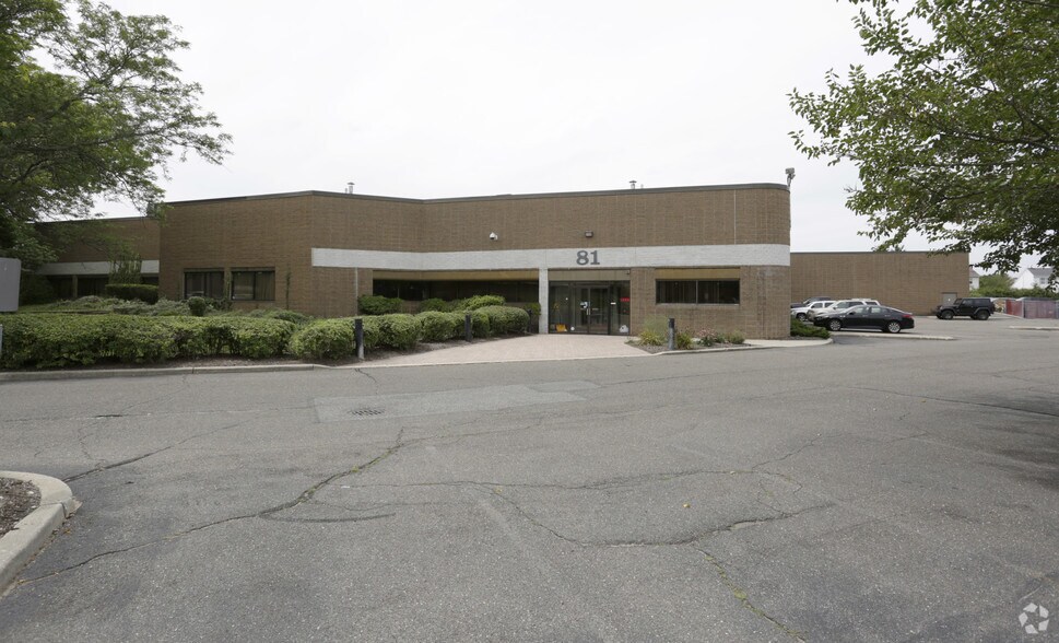 81 Executive Blvd, Farmingdale, NY à louer - Photo principale – Image 2 sur 4