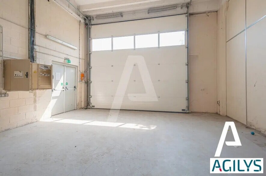 Local d’activités dans Villebon-sur-Yvette à louer - Photo de l’immeuble – Image 3 sur 6