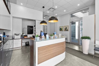 5843-5847 Ch De La Côte-Des-Neiges, Montréal, QC à louer Photo intérieure– Image 2 sur 18