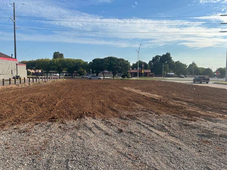 1831 NW Cache Rd, Lawton, OK à vendre - Photo de l’immeuble – Image 1 sur 2