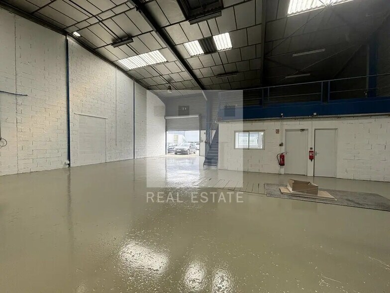 Local d’activités dans Chassieu à louer - Photo de l’immeuble – Image 3 sur 8