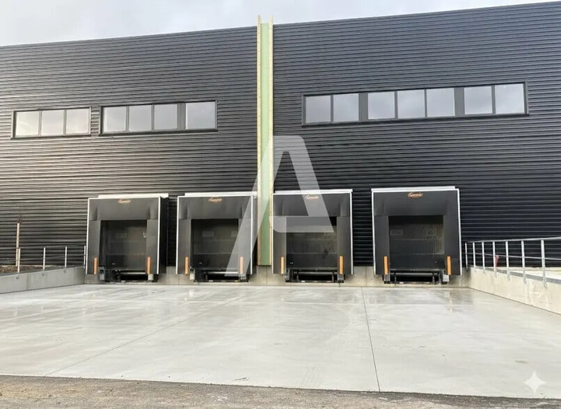 Local d’activités dans La Queue-en-Brie à louer - Photo de l’immeuble – Image 1 sur 9