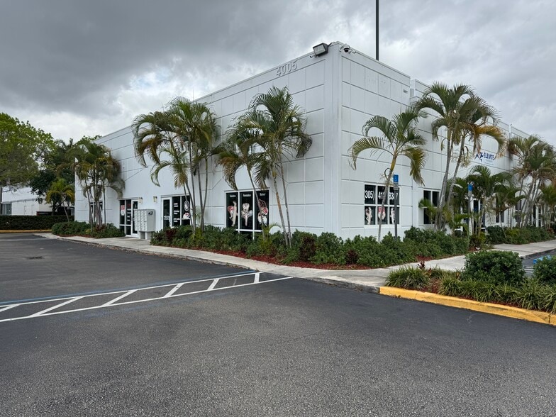 4005 NW 114th Ave, Doral, FL à louer - Photo de l’immeuble – Image 2 sur 20