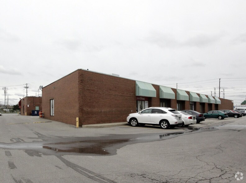 527-529 Norfinch Dr, Toronto, ON à louer - Photo de l’immeuble – Image 2 sur 2