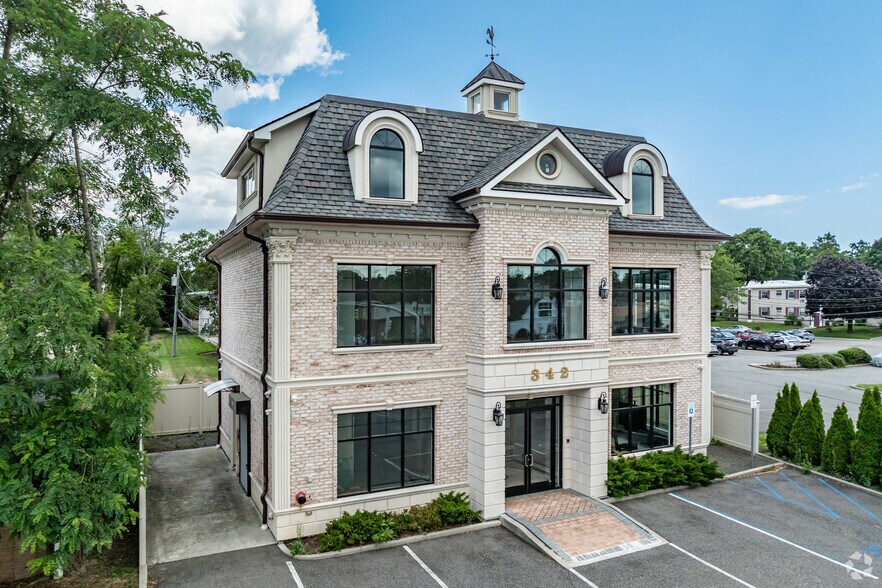 342 Post Ave, Westbury, NY à louer - Photo principale – Image 1 sur 10