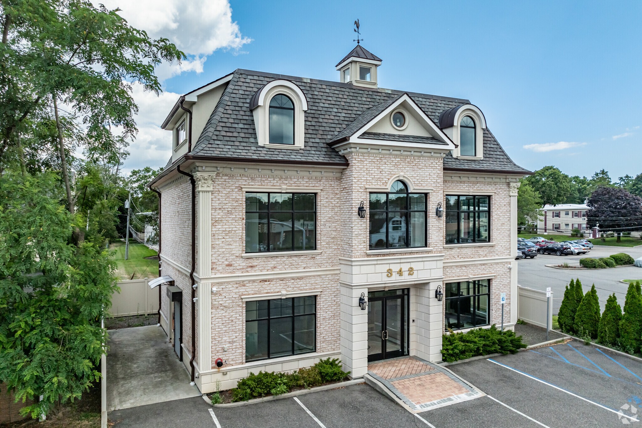 342 Post Ave, Westbury, NY à louer Photo principale– Image 1 sur 11