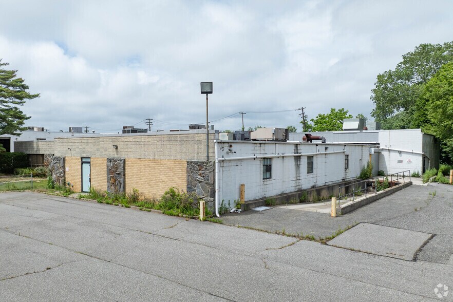 22 Connor Ln, Deer Park, NY à louer - Photo principale – Image 3 sur 17