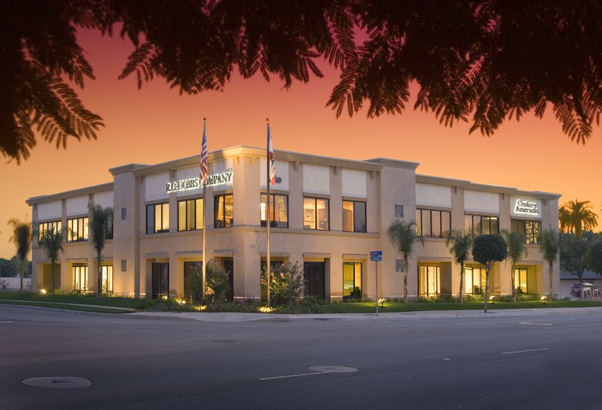 1110 E Chapman Ave, Orange, CA à louer - Photo de l’immeuble – Image 3 sur 7