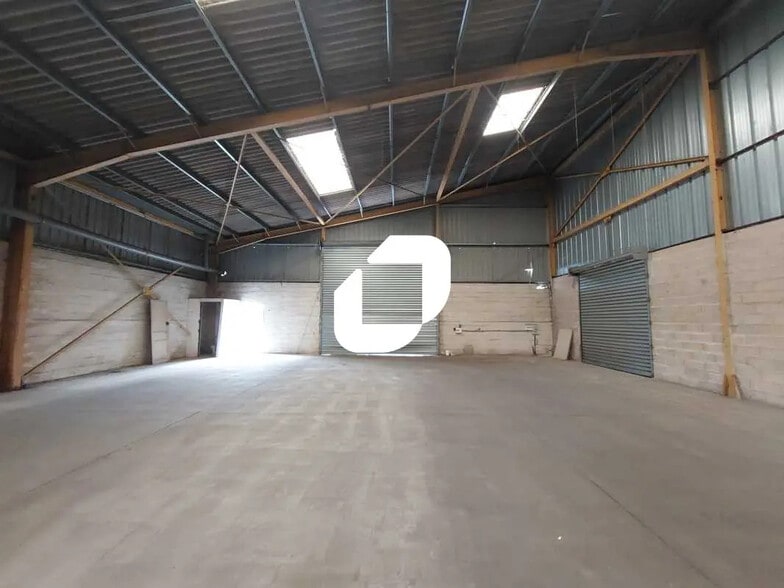 Local d’activités dans Houdan à louer - Photo de l’immeuble – Image 3 sur 8