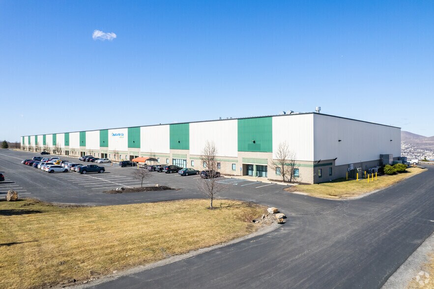 14-46 Alberigi Dr, Jessup, PA à louer - Photo de l’immeuble – Image 3 sur 5
