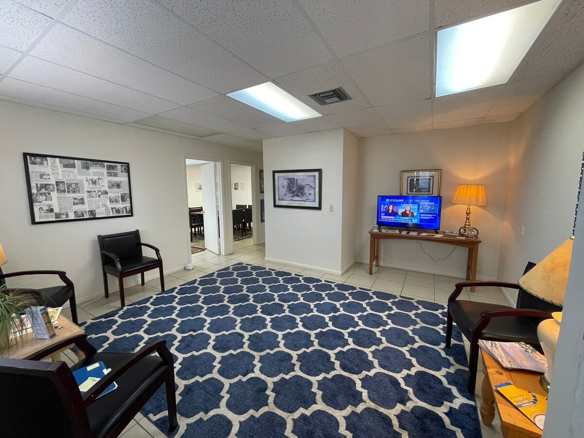 2335 Tamiami Trl N, Naples, FL 34103 - Lot 404 -  - Photo intérieure - Image 1 of 5