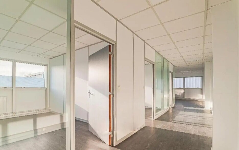 Local d’activités dans Élancourt à louer - Photo de l’immeuble – Image 3 sur 19